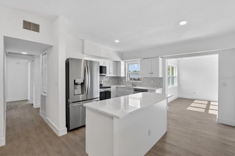 House in Orlando, Florida 4 bedrooms, 141.3 sq.m. № 2232290 - photo 11