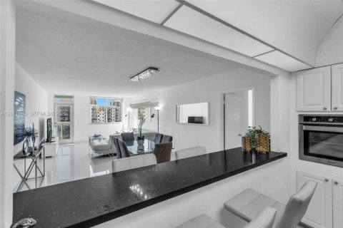 Condominio en venta en Sunny Isles Beach, Florida, 3 dormitorios, 154.68 m2 № 2428346 - foto 10