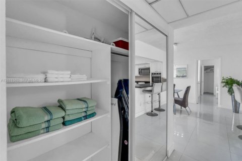 Condominio en venta en Sunny Isles Beach, Florida, 3 dormitorios, 154.68 m2 № 2428346 - foto 15