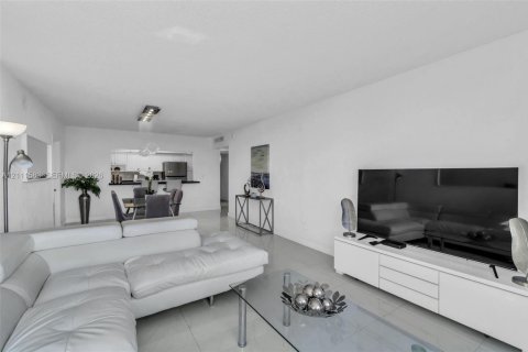 Condominio en venta en Sunny Isles Beach, Florida, 3 dormitorios, 154.68 m2 № 2428346 - foto 17