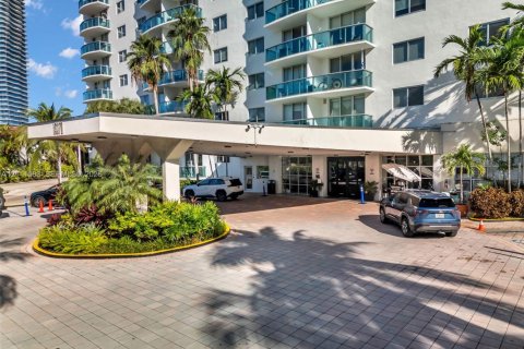 Condominio en venta en Sunny Isles Beach, Florida, 3 dormitorios, 154.68 m2 № 2428346 - foto 2