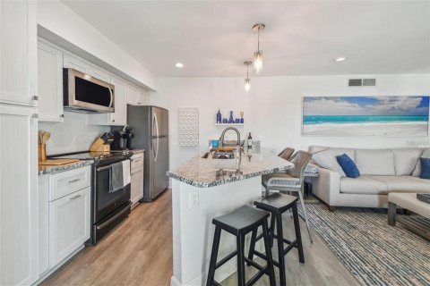 Condo in Tierra Verde, Florida, 2 bedrooms  № 2227307 - photo 17