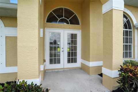 House in Cape Coral, Florida 3 bedrooms, 193.33 sq.m. № 1843020 - photo 3