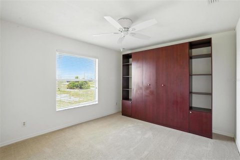House in Cape Coral, Florida 3 bedrooms, 193.33 sq.m. № 1843020 - photo 30