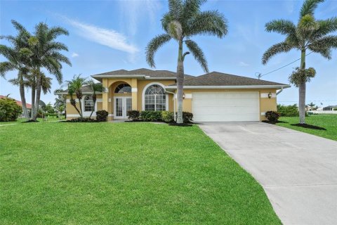 House in Cape Coral, Florida 3 bedrooms, 193.33 sq.m. № 1843020 - photo 1