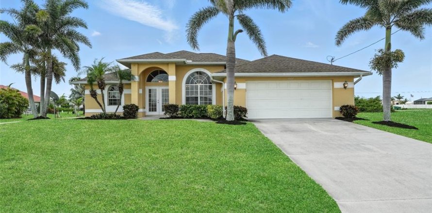 House in Cape Coral, Florida 3 bedrooms, 193.33 sq.m. № 1843020