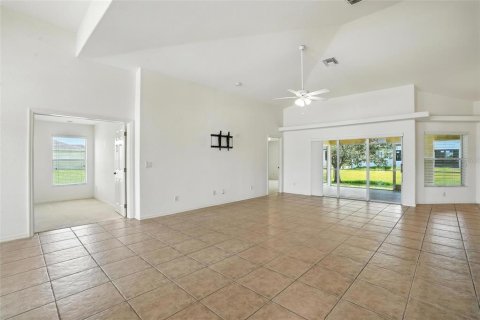 House in Cape Coral, Florida 3 bedrooms, 193.33 sq.m. № 1843020 - photo 8