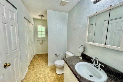 House in Lady Lake, Florida 2 bedrooms, 87.79 sq.m. № 1643335 - photo 16