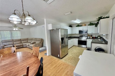 House in Lady Lake, Florida 2 bedrooms, 87.79 sq.m. № 1643335 - photo 10