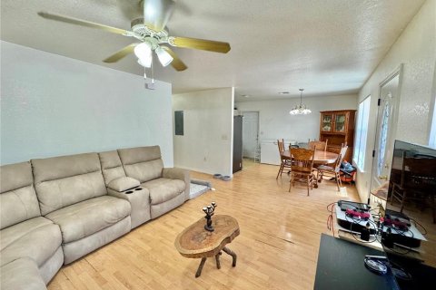 House in Lady Lake, Florida 2 bedrooms, 87.79 sq.m. № 1643335 - photo 4