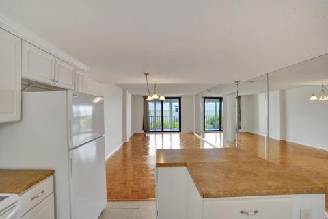 Condo in Lantana, Florida, 2 bedrooms № 2081718 - photo 12