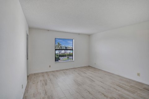 Condo in Lantana, Florida, 2 bedrooms № 2081718 - photo 26