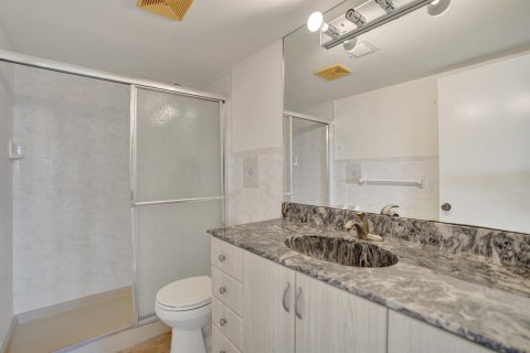 Condo in Lantana, Florida, 2 bedrooms № 2081718 - photo 30