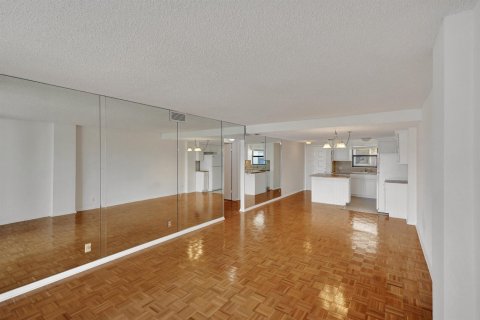 Condo in Lantana, Florida, 2 bedrooms № 2081718 - photo 18