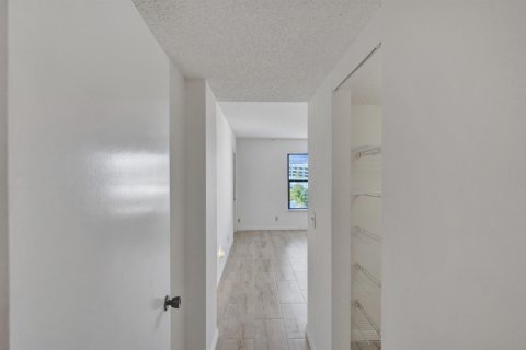 Condo in Lantana, Florida, 2 bedrooms № 2081718 - photo 24