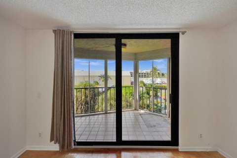 Condo in Lantana, Florida, 2 bedrooms № 2081718 - photo 19