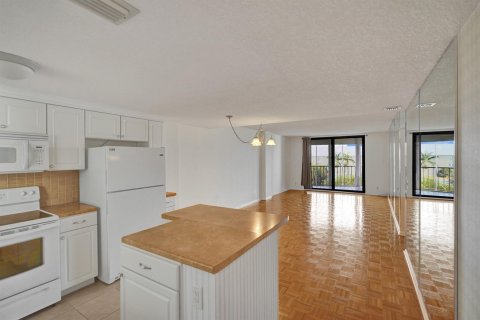 Condo in Lantana, Florida, 2 bedrooms № 2081718 - photo 7