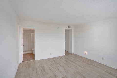 Condo in Lantana, Florida, 2 bedrooms № 2081718 - photo 28
