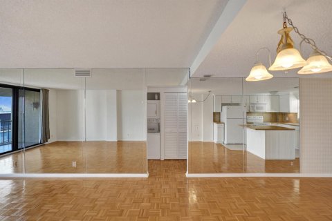 Condo in Lantana, Florida, 2 bedrooms № 2081718 - photo 22