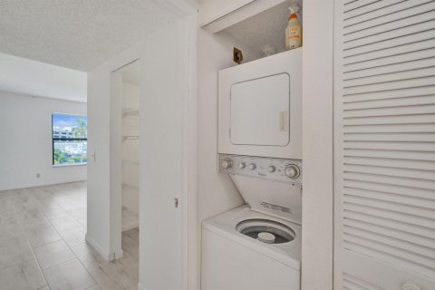 Condo in Lantana, Florida, 2 bedrooms № 2081718 - photo 23