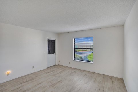Condo in Lantana, Florida, 2 bedrooms № 2081718 - photo 27