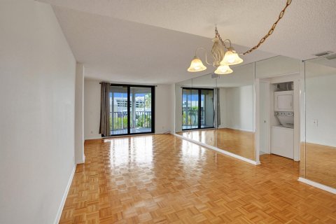 Condo in Lantana, Florida, 2 bedrooms № 2081718 - photo 15