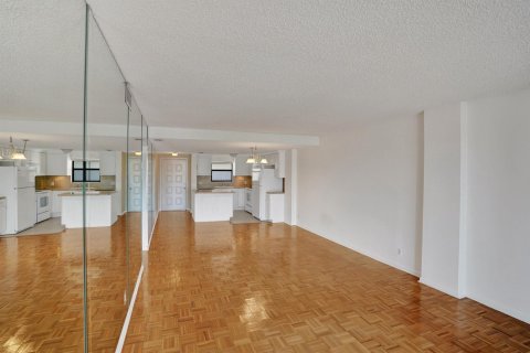 Condo in Lantana, Florida, 2 bedrooms № 2081718 - photo 17