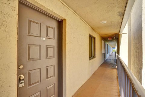 Condo in Lantana, Florida, 2 bedrooms № 2081718 - photo 6