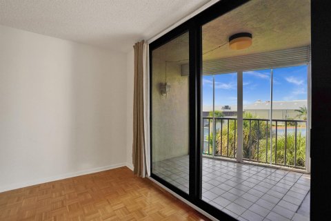 Condo in Lantana, Florida, 2 bedrooms № 2081718 - photo 20
