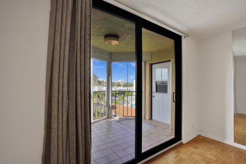Condo in Lantana, Florida, 2 bedrooms № 2081718 - photo 21
