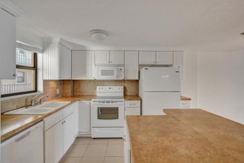 Condo in Lantana, Florida, 2 bedrooms № 2081718 - photo 8