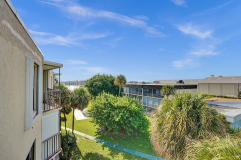 Condo in Lantana, Florida, 2 bedrooms № 2081718 - photo 3