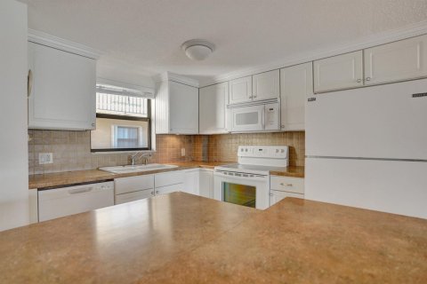 Condo in Lantana, Florida, 2 bedrooms № 2081718 - photo 10