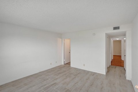 Condo in Lantana, Florida, 2 bedrooms № 2081718 - photo 29