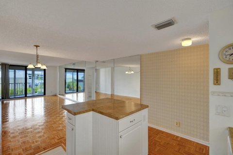 Condo in Lantana, Florida, 2 bedrooms № 2081718 - photo 14