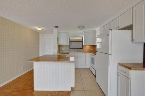 Condo in Lantana, Florida, 2 bedrooms № 2081718 - photo 9