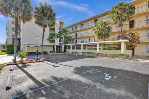 Condo in Lantana, Florida, 2 bedrooms № 2081718 - photo 4