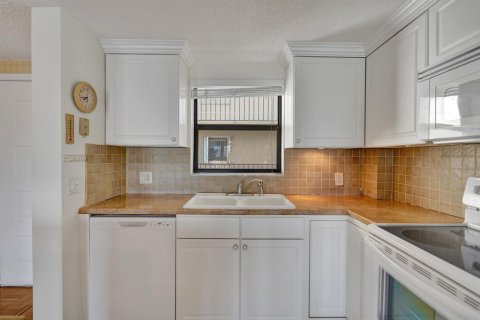 Condo in Lantana, Florida, 2 bedrooms № 2081718 - photo 13