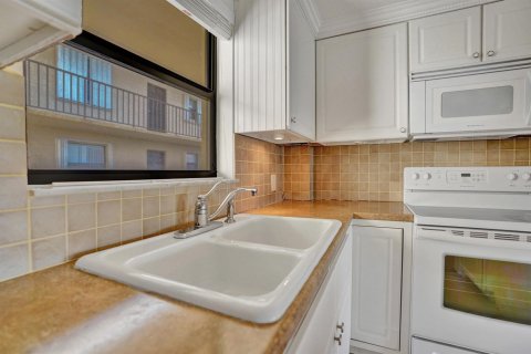 Condo in Lantana, Florida, 2 bedrooms № 2081718 - photo 11