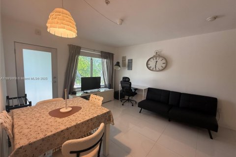 Condo in Miami Beach, Florida, 1 bedroom  № 1980486 - photo 1