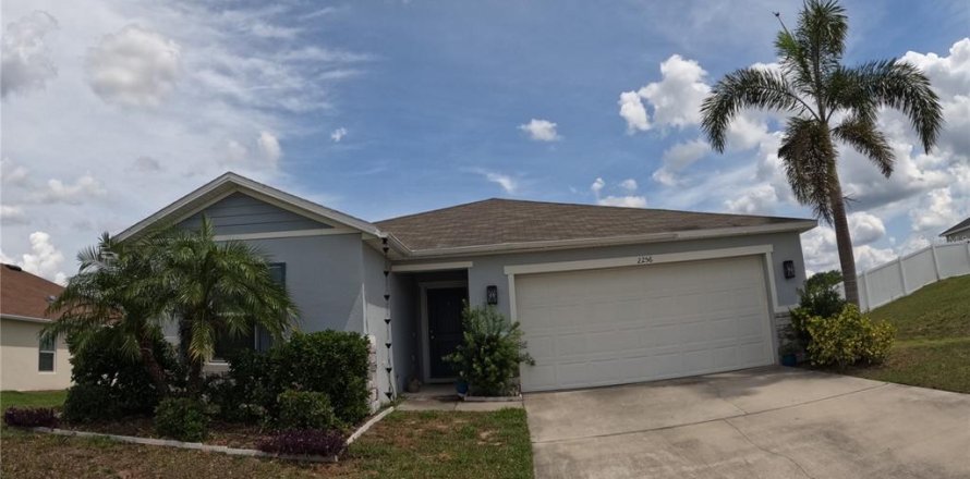 House in Mascotte, Florida 3 bedrooms, 142.79 sq.m. № 1614399