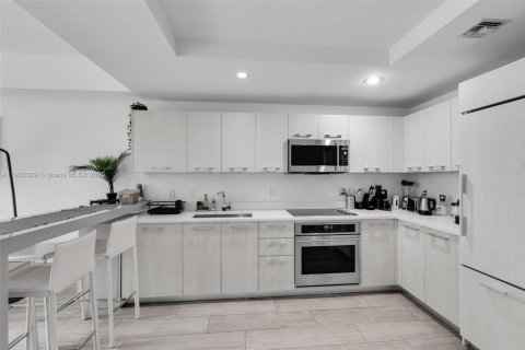 Condo in Miami, Florida, 1 bedroom  № 2018747 - photo 8