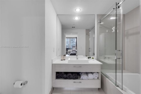 Condo in Miami, Florida, 1 bedroom  № 2018747 - photo 13