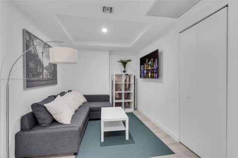 Condo in Miami, Florida, 1 bedroom  № 2018747 - photo 9