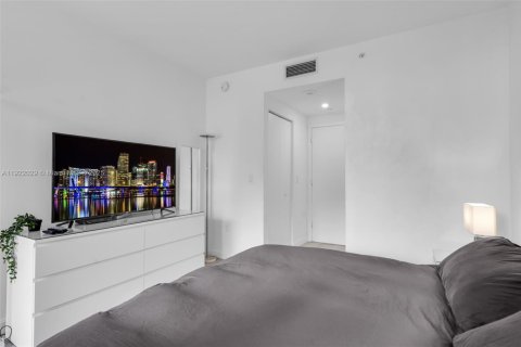 Condo in Miami, Florida, 1 bedroom  № 2018747 - photo 12