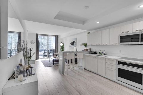 Condo in Miami, Florida, 1 bedroom  № 2018747 - photo 3