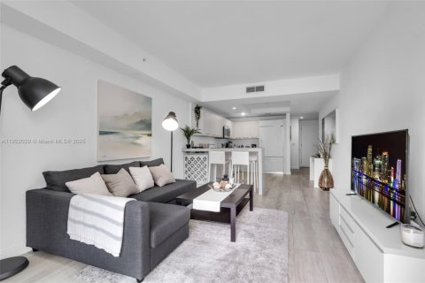 Condo in Miami, Florida, 1 bedroom  № 2018747 - photo 6