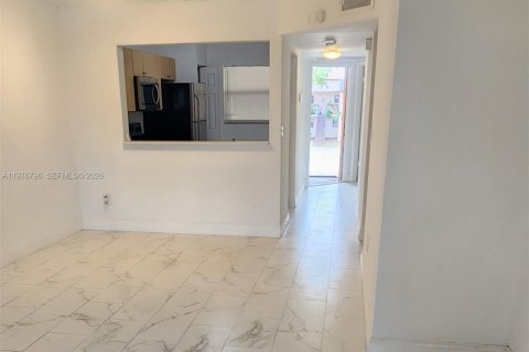 Снять в аренду кондоминиум в Майами, Флорида 3 спальни, 93.74м2, № 2079038 - фото 3