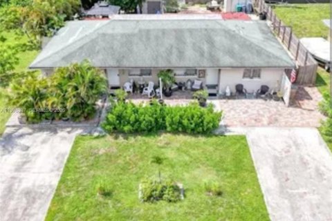 Commercial property in Cape Coral, Florida 167.22 sq.m. № 2063365