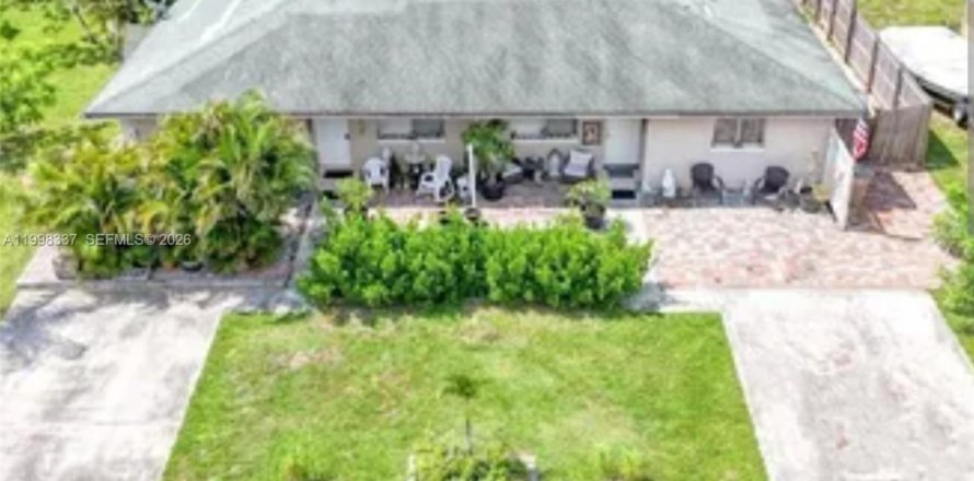 Commercial property in Cape Coral, Florida 167.22 sq.m. № 2063365